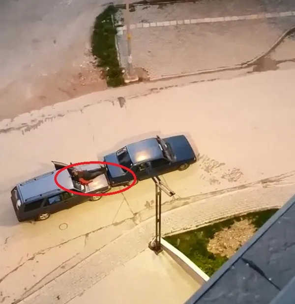 bursada-seyir-halindeki-otomobilin-on-kaputuna-oturan-bir-kisi-ondeki-araci-ayaklariyla-itti-1618985697802.jpg Bursa'da seyir halindeki otomobilin ön kaputuna oturan bir kişi öndeki aracı ayaklarıyla itti-3