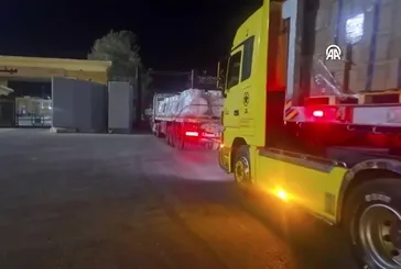 Refah Sınır Kapısı'nın Mısır tarafından kısıtlı sayıda insani yardım yüklü tırın girişi devam ediyor