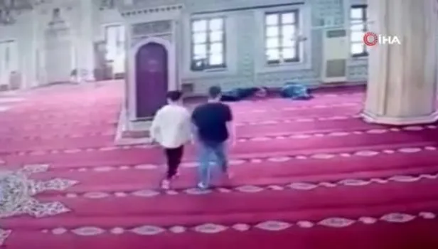 Camide hırsızlık kamerada! Saniye saniye kaydedildi