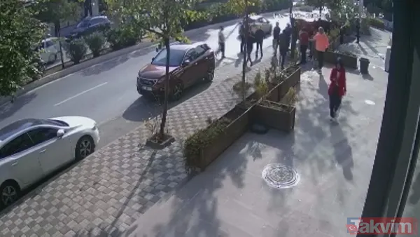 Refüjü aşıp ağaca çarptı yolda yürüyen kadın saniyelerle aracın altında kalmaktan kurtuldu! İşte o anlar - 5