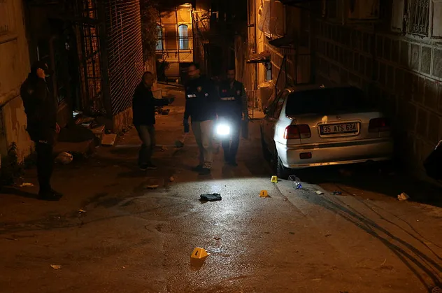 İzmir'de yol verme tartışması silahlı ve bıçaklı kavgaya dönüştü: 6 yaralı
