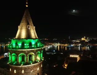 Fatih Sultan Mehmet Köprüsü ve Galata Kulesi yeşile büründü