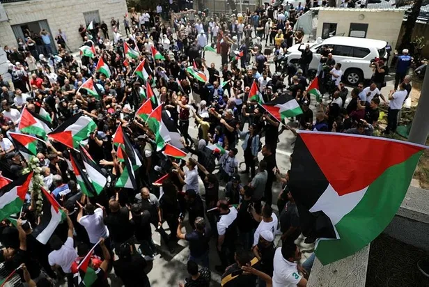 Son dakika: İsrail polisi, öldürülen Al Jazeera muhabiri Ebu Akile'nin cenazesine müdahale etti-5