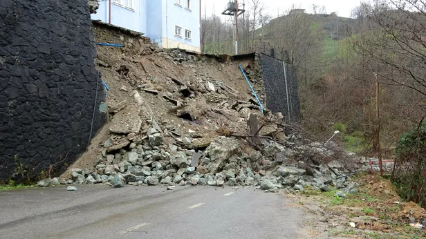 Trabzon'da faciadan dönüldü! Tahliye edilen riskli okulun istinat duvarı çöktü-2