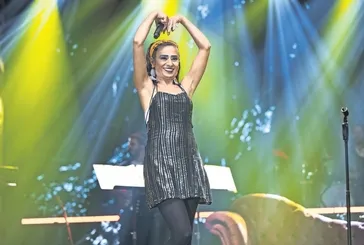 Yıldız Tilbe Kıbrıs sahnesinde parfüm iddialarına cevap verdi