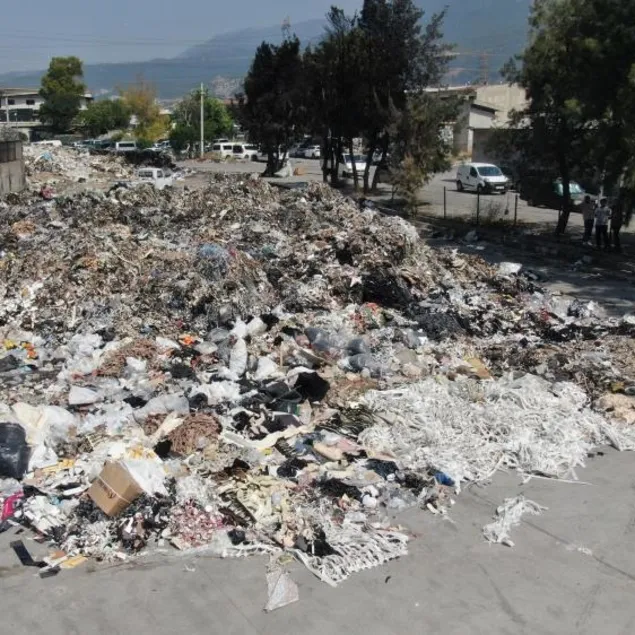 İzmir’i çöp götürdü! Esnaf CHP’li belediyeden bezdi