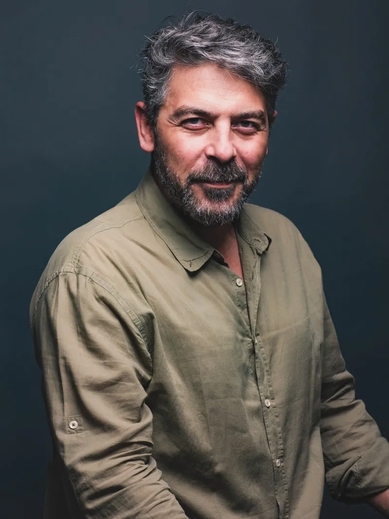 abinin-yildizi-sinan-tuzcu-ve-guzeller-guzeli-esinin-sessiz-rotasi-kaptan-nikahindan-aytmatovun-satirlarina-1772538454291.jpg A.B.İ.’nin yıldızı Sinan Tuzcu ve güzeller güzeli eşinin sessiz rotası: Kaptan nikahından Aytmatov’un satırlarına...-3