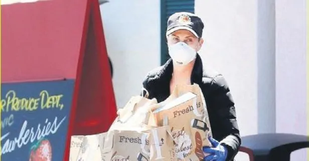 Güzel yıldız Charlize Theron marketi boşalttı