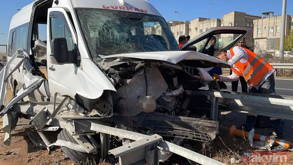 Gaziantep'te servis minibüsü kazası: Bariyerlere ok gibi saplandı! - 3