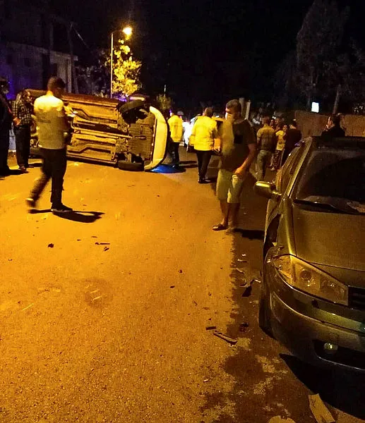 kopege-carpmamak-icin-manevra-yapan-surucunun-araci-takla-atarak-durabildi-1602578445757.jpg Köpeğe çarpmamak için manevra yapan sürücünün aracı takla atarak durabildi-2