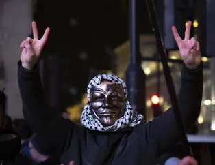 Londra'da sokaklar karıştı: Şenlik Ateşi Gecesi'nde protestocular polisle çatıştı