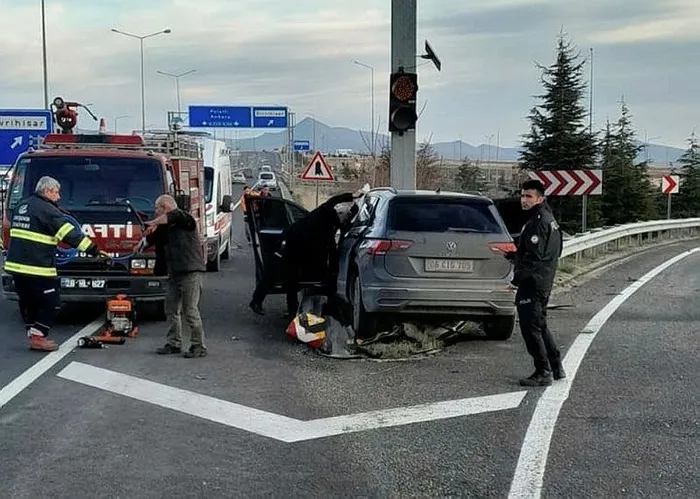 eskisehirde-bariyer-ve-direge-carpan-cipin-surucusu-oldu-feci-goruntuler-1704376114746.jpeg Eskişehir'de bariyer ve direğe çarpan cipin sürücüsü öldü! Feci görüntüler-3
