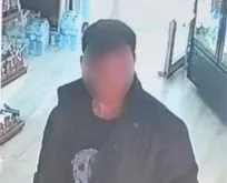 Hırsızın fotoğrafını dükkanın camına astı
