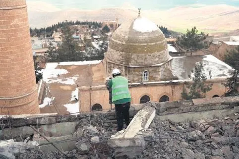 mardin-valisi-ve-buyuksehir-belediyesi-baskan-vekili-mahmut-demirtas-tarihi-binalari-yeniden-canlandiriyor-1650573260375.jpeg Mardin Valisi ve Büyükşehir Belediyesi Başkan Vekili Mahmut Demirtaş tarihi binaları yeniden canlandırıyor-2