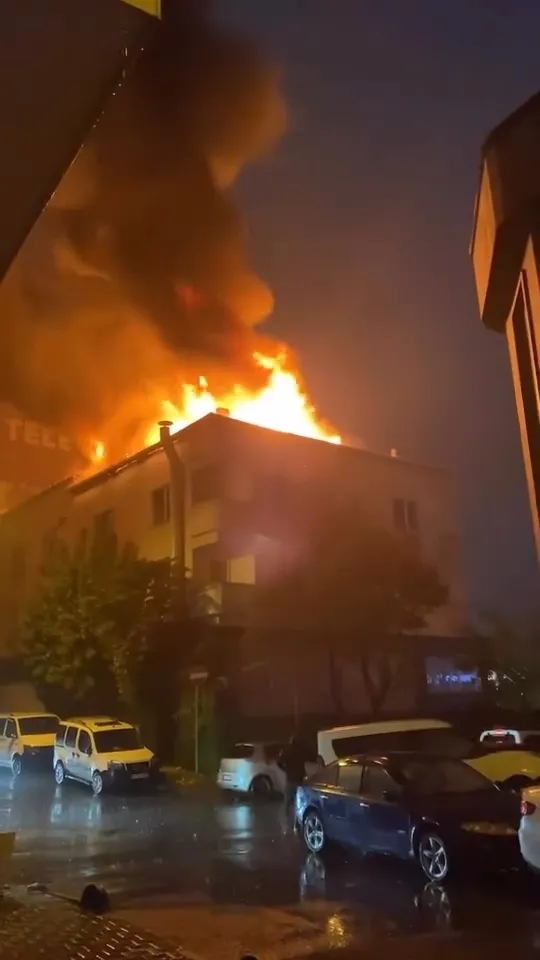 1793081389869.jpg Küçükçekmece'de tekstil atölyesinin çatısında başlayan yangın yan binaya sıçradı! İtfaiye alevleri söndürdü-3