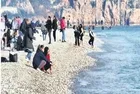 Türkiye kar altında kalırken Antalya'da vatandaşlar sahillere akın etti...