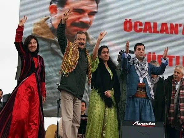 turkiye-pkkyi-vuruyor-hdp-kuzey-iraka-talimat-almaya-gidiyor-2018den-bu-yana-100e-yakin-ziyaret-1652944729520.jpg Türkiye PKK'yı vuruyor! HDP Kuzey Irak'a talimat almaya gidiyor! 2018'den bu yana 100'e yakın ziyaret-4
