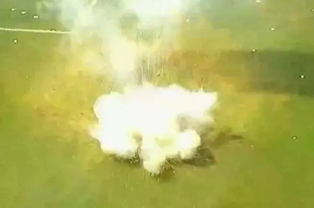 Yok böyle maç! Sahaya el bombası attılar