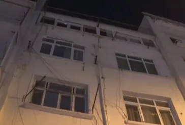 Dairenin banyo tabanı çöktü: 1 yaralı! Banyoda bulunan genç kız alt kata düştü