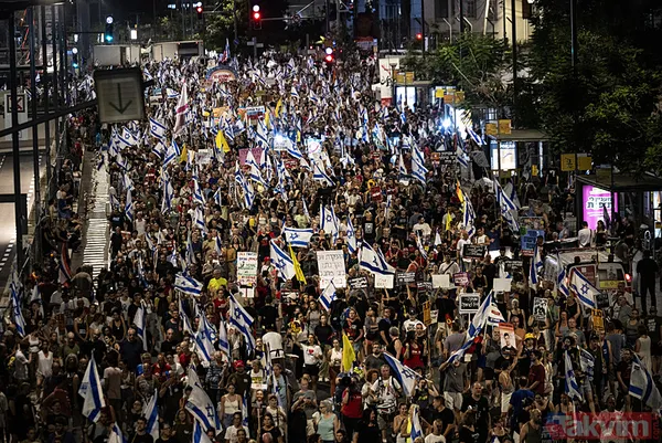 Tel Aviv yine sokaklara döküldü! Eli kanlı Netanyahu'nun evinin önünde büyük protesto: Sen baştasın, sen suçlusun - 16