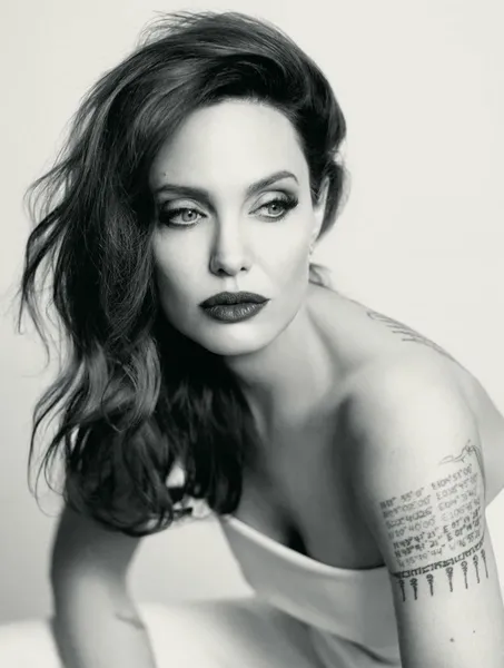 Angelina Jolie’nin yeni sevgilisi mi var?-12