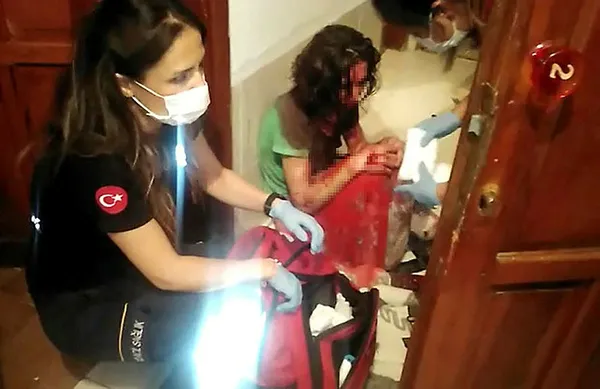 2-cocugunun-annesini-kanlar-icinde-birakan-koca-polise-direndi-1601757364885.jpg 2 çocuğunun annesini kanlar içinde bırakan koca polise direndi-4