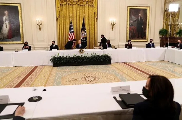 abdnin-baskani-kim-bidenin-ilk-kabine-toplantisinda-kamala-harrisin-oturus-sekli-dikkat-cekti-1617376480172.jpeg ABD'nin başkanı kim? Biden'ın ilk kabine toplantısında Kamala Harris'in oturuş şekli dikkat çekti-3