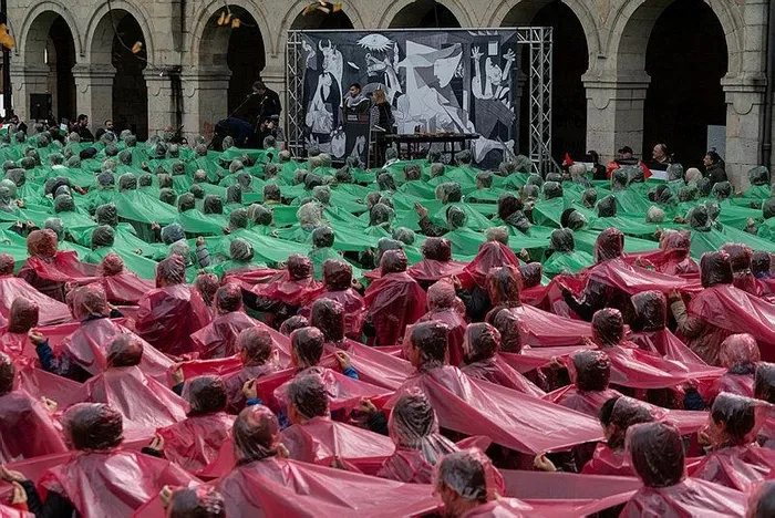 ispanyada-1937de-bombalanan-guernicada-yuzlerce-kisi-filistine-destek-verdi-dunya-ve-tarih-yeni-bir-guernicayi-1702057327000.jpeg