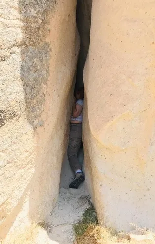 Fotoğraf merakı ABD'li turistin sonu oluyordu! Düştüğü kayalıklar arasında sıkıştı