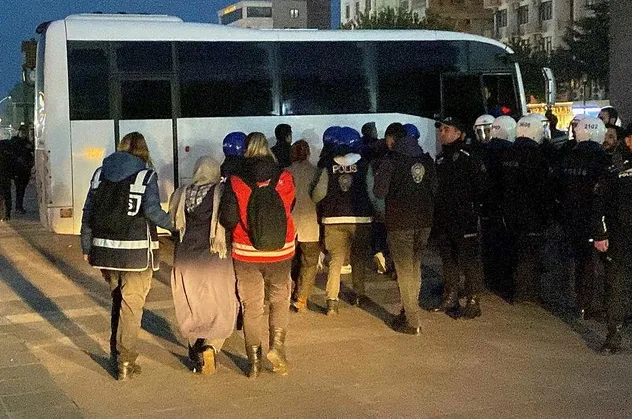 Hem dağda hem de şehirde geçit yok! Pençe Kılıç Hava Harekatı'nı protesto etmek isteyen HDP'li gözaltına alındı