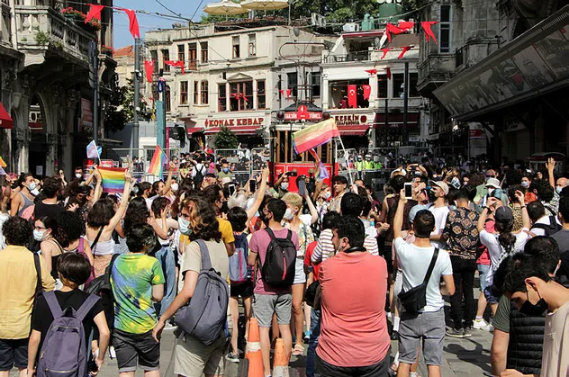 CHP'den büyük hadsizlik! LGBT uğruna Türk polisine zorba dediler!