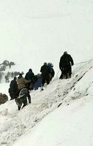 Van'daki çığ faciasının yıl dönümünde şehitler mezarları başında anıldı