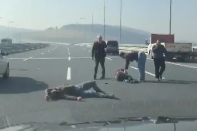 Kaza sonrası tekme ve yumruklar havada uçuştu! Birbirlerine girdiler