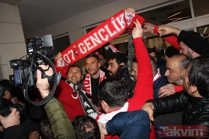 Podolski’ye coşkulu karşılama! Antalya’da Poldi rüzgarı