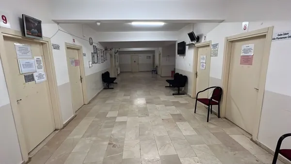 istanbulda-aile-sagligi-merkezine-satirli-saldiri-doktorlar-ve-calisanlar-odaya-kacti-1637834858150.jpg İstanbul’da aile sağlığı merkezine satırlı saldırı! Doktorlar ve çalışanlar odaya kaçtı-6