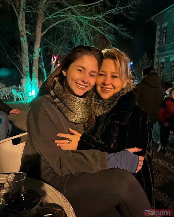 Tescilli güzel Demet Şener’den ‘anne-kız günü’ paylaşımı! İrem Kutluay “Boynuz kulağı geçti” dedirtti - 14