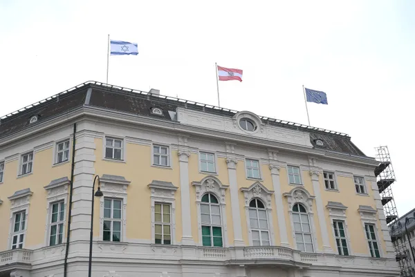 son-dakika-avusturyada-skandal-basbakanlik-binasina-israil-bayragi-cekildi-1620991222411.jpg SON DAKİKA: Avusturya'da skandal! Başbakanlık binasına İsrail bayrağı çekildi-3