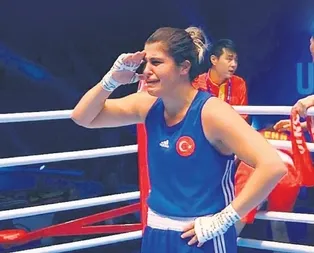 Dünya Kadınlar Boks Şampiyonu Busenaz Sürmeneliden Mehmetçike zafer selamı