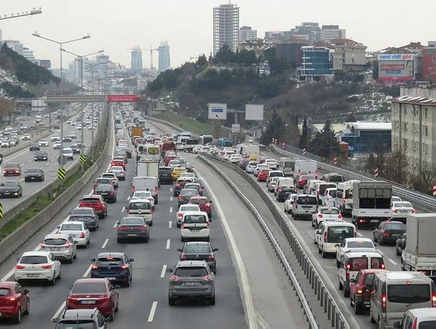 son-dakika-istanbulda-kisitlama-oncesi-trafik-yogunlugu-yol-durumu-1613753176830.jpeg