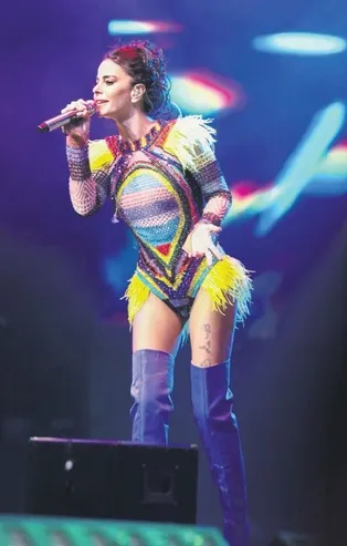 Simge Harbiye Açıkhava'da şov yaptı