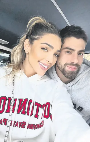 Fenerbahçe futbolcusu Luan Peres'in sevgilisi Gabriela Merjam, İstanbul'un tüm camilerini gezdi