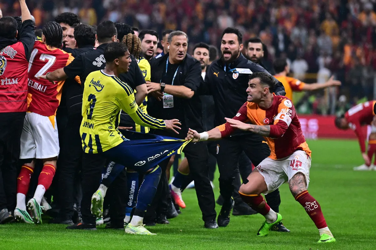 galatasaray-fenerbahce-derbisi-dunya-basininda-osimhen-ve-saha-olaylari-mansetlerde-1793085719525.jpg Avrupa derbiyi konuşuyor: "Öfke patlaması" İşte atılan manşetler-3