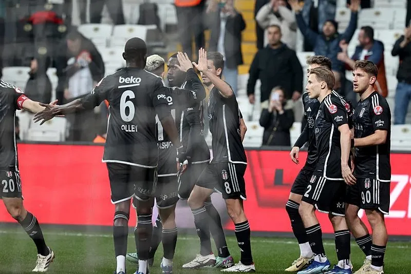 Usta yazarlar Beşiktaş - Galatasaray derbisini değerlendirdi: Kazanırsa yüzde 51 şampiyon-10