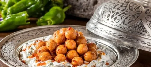 Arap köftesi nasıl yapılır? Pratik ve lezzetli cacıklı Arap köftesi tarifi, malzemeleri!