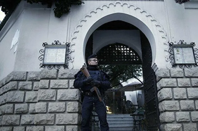 Fransa'da cami kıyımı! 89 camide yapılan denetlemenin sonucunda 3'te 1'i kapatıldı