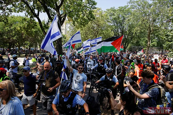 Kamala Harris'in adaylığını ilan edeceği Demokrat Parti Kongresi'nde yüzlerce Filistin destekçisi protesto düzenledi - 14