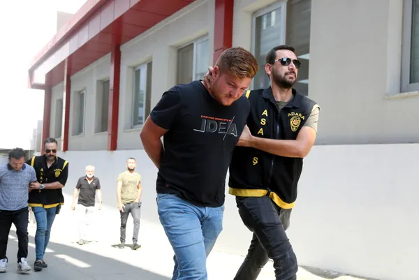 adanada-iki-aile-arasinda-6-kisinin-yaralandigi-silahli-kavga-cocuklarin-oynadigi-topun-otomobile-carpmasi-son-1657702299097.jpg Adana'da iki aile arasında 6 kişinin yaralandığı silahlı kavga çocukların oynadığı topun otomobile çarpması sonucu çıktı-8