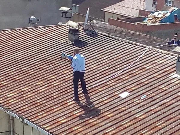 Trabzon'da ilginç olay! Megafonla çatıya çıktı, tüm ilçe ayağa kalktı…-5