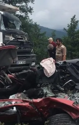 Kum yüklü kamyon, otomobili ezdi