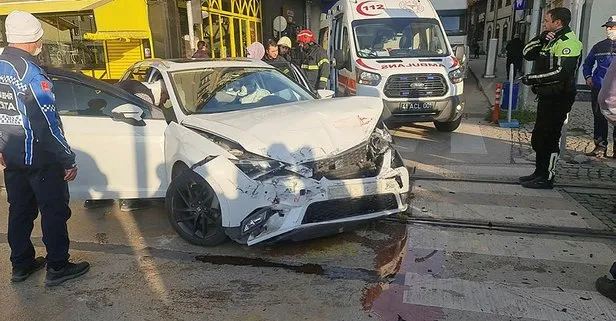 İzmit’te otomobil ile tramvay çarpıştı: 2 yaralı